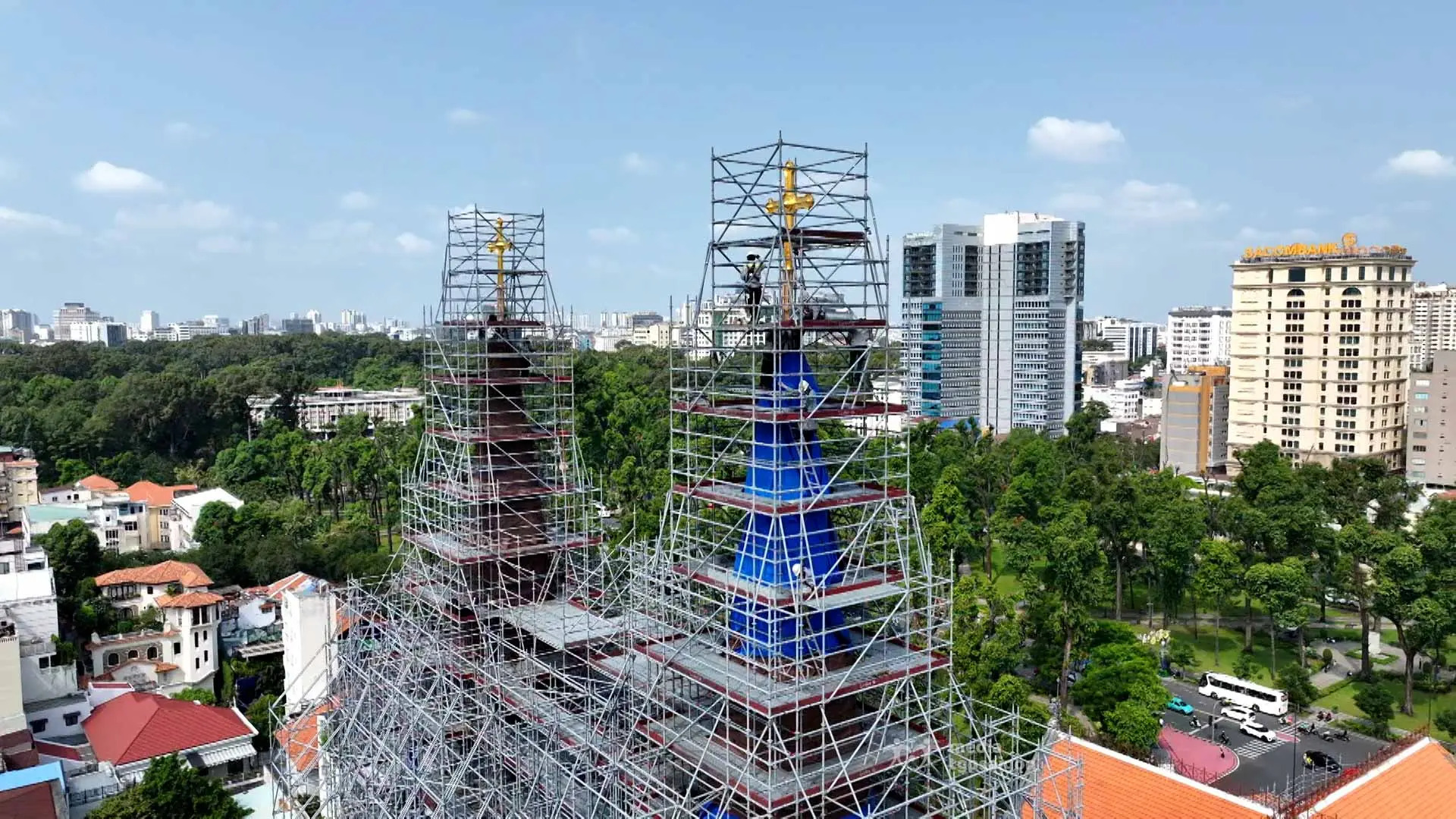 Đặt hai Thánh giá lên đỉnh tháp kẽm Nhà thờ Chính Tòa Đức Bà Sài Gòn (19/3/2026)